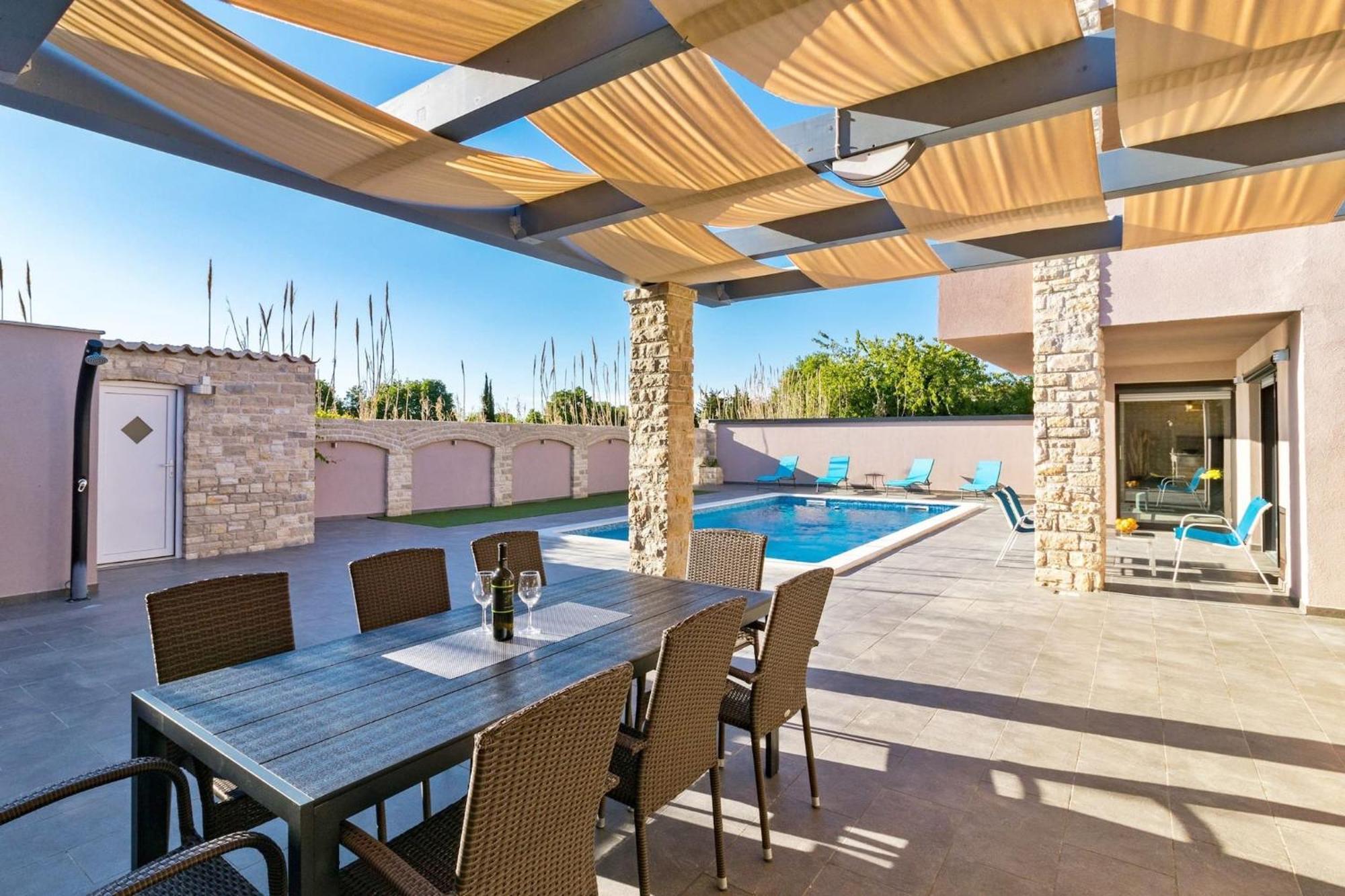 Philippo And Nika Villa *