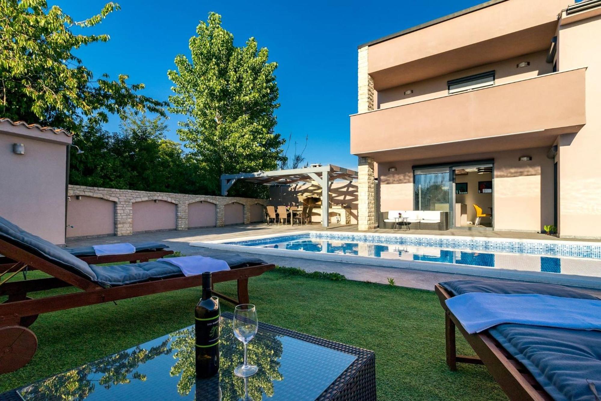 Philippo And Nika Villa *